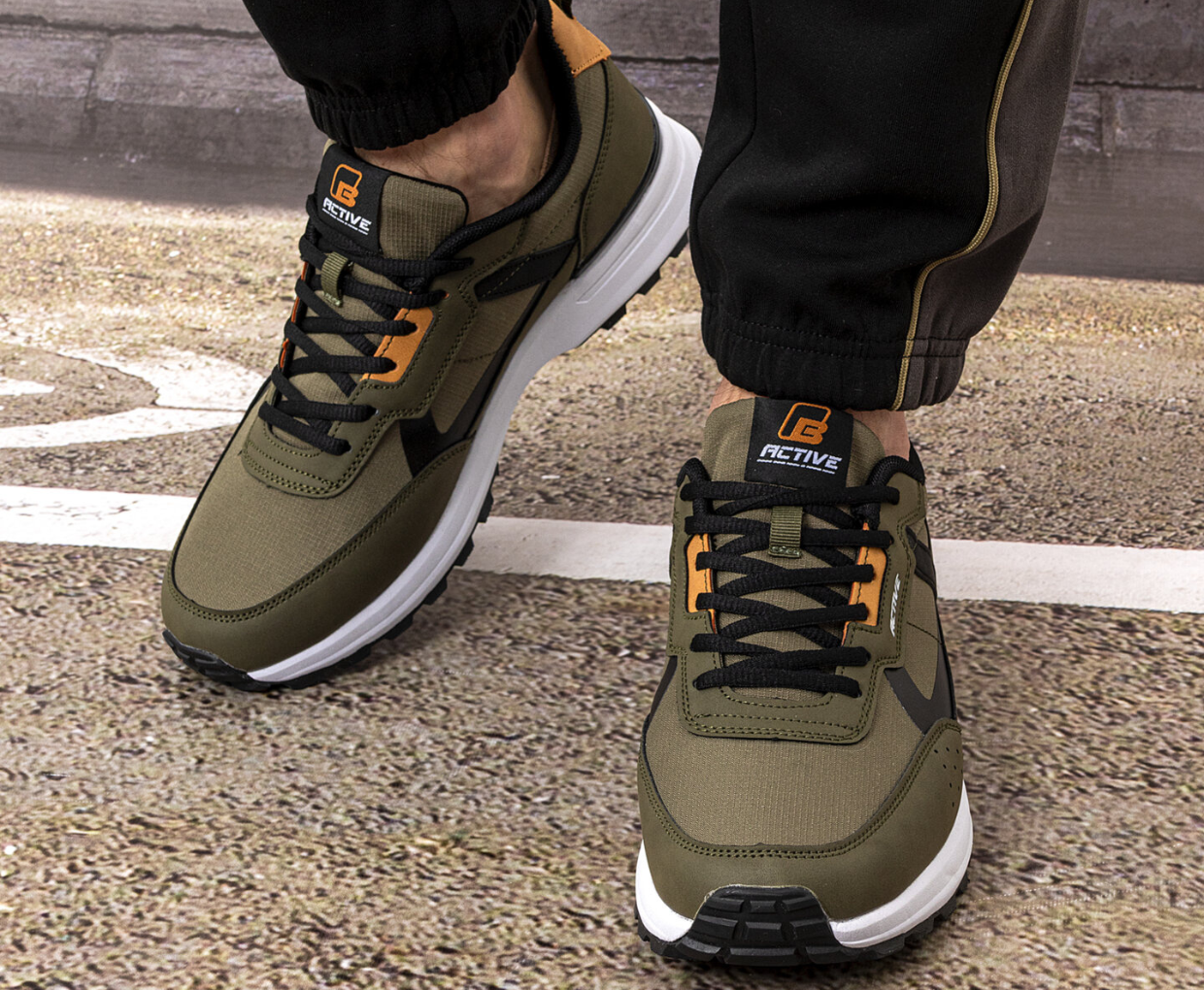 Стильные кроссовки